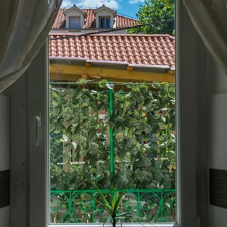 Apartment I Smile Split